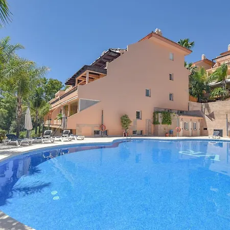 Penthouse With Sea Views In Nueva Andalucia