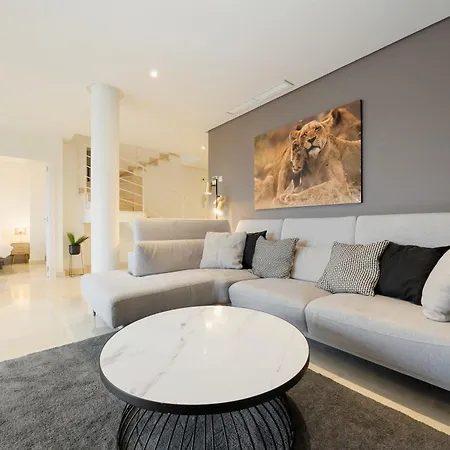 Penthouse With Sea Views In Nueva Andalucia *