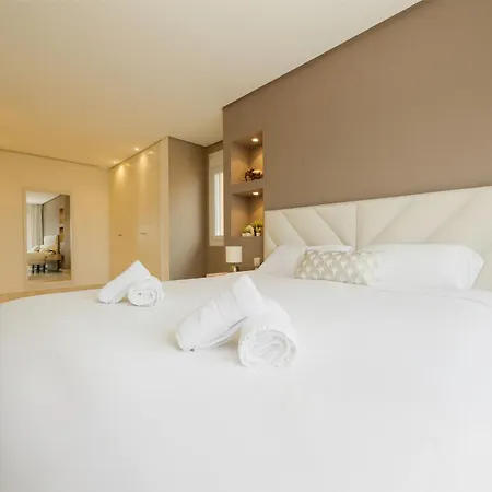 Penthouse With Sea Views In Nueva Andalucia *